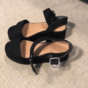 Chunky buckle strap in platform sandals